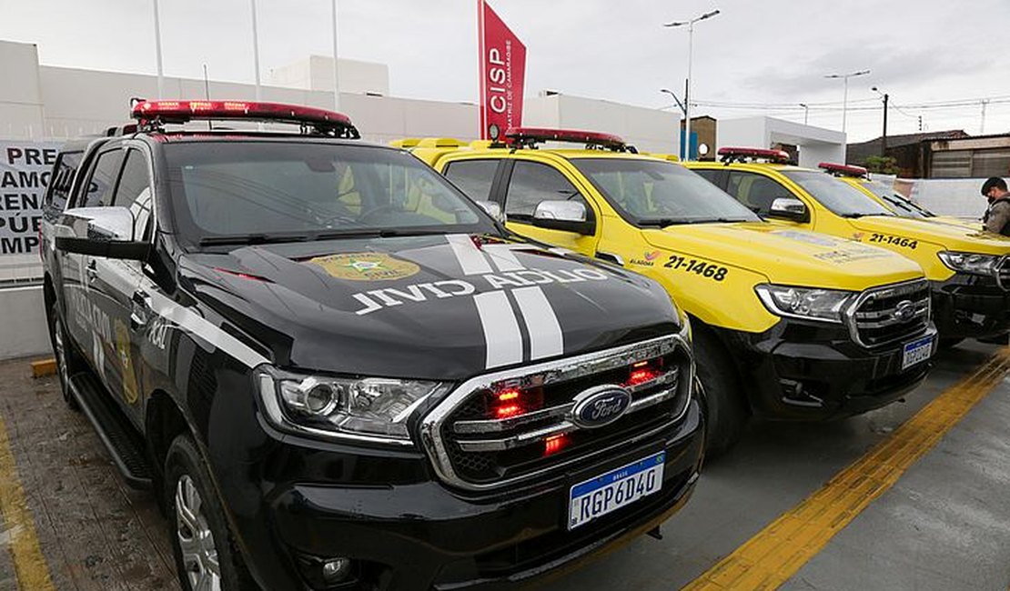 Mais de 1kg de cocaína e maconha é apreendido em carro com três pessoas na AL-101 Norte