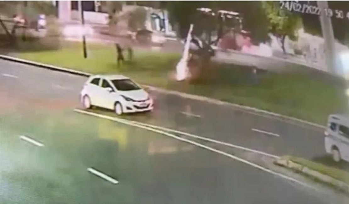 Vídeo. Câmeras de segurança mostram momento do ataque com explosivos ao ônibus do Bahia