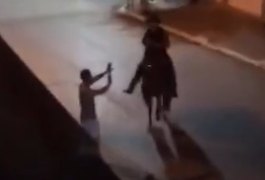 VÍDEO: Homem montado em cavalo dá chicotadas em jovem no meio da rua em Porto Calvo