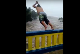 Vídeo: Homem é flagrado pulando da ponte Clodoaldo da Fonseca, em Viçosa
