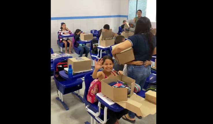 Prefeitura de Feira Grande entrega kits escolares para estudantes da rede municipal