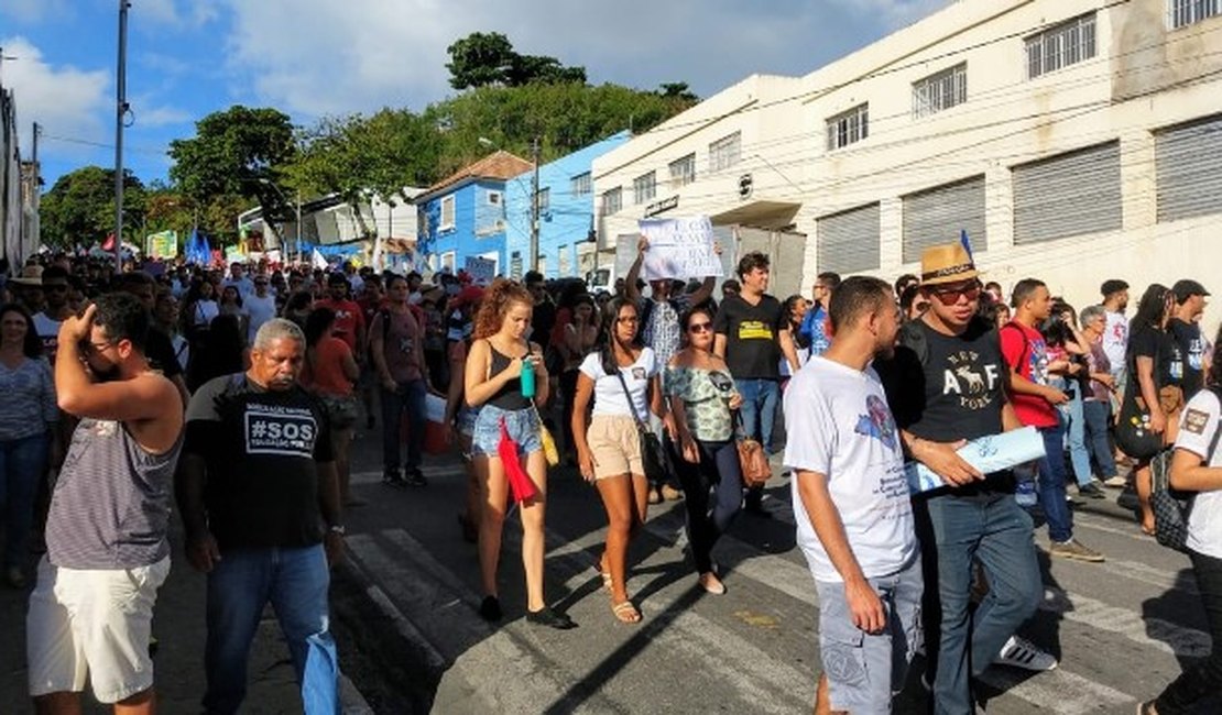 Protesto em Maceió reúne estudantes e trabalhadores em defesa da educação