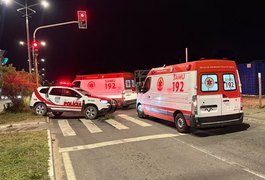 Grave acidente envolvendo duas motos e um carro deixa três feridos em Maceió