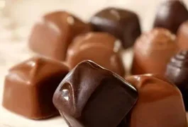 Homem agride esposa com lata de cerveja em briga por caixa de bombons e é preso em Maceió