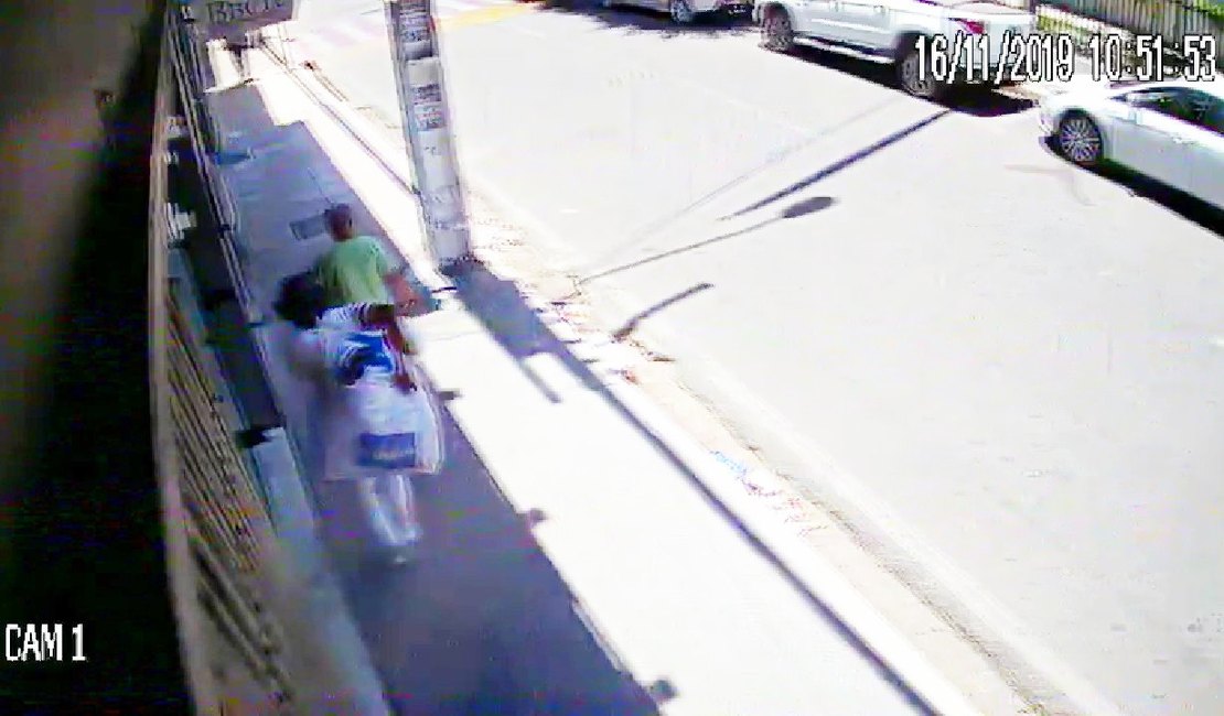 Vídeo. Câmera de segurança flagra assaltantes fugindo de loja no Centro de Arapiraca