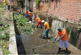 Prefeitura faz limpeza de canal de esgotamento no Manoel Teles