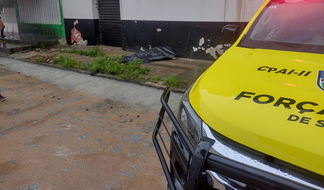 Homem sente dores no peito e é encontrado morto em calçada no bairro Brasília