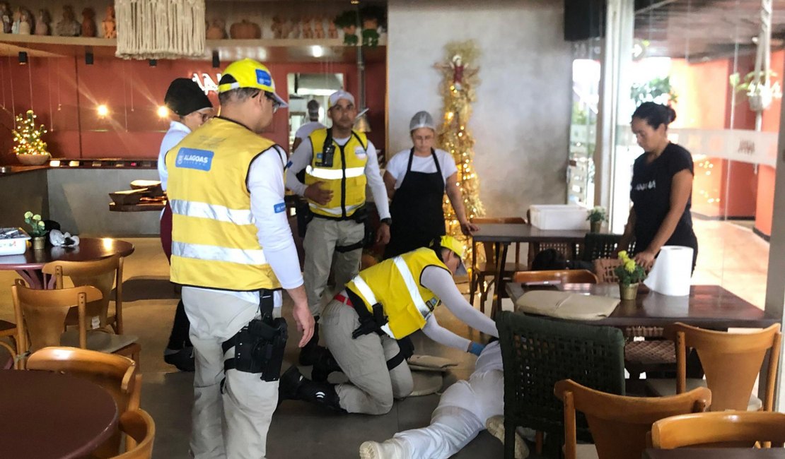 Ronda no Bairro prende suspeito por tráfico de drogas e auxilia em atendimento a vítima de mal-estar na orla de Maceió