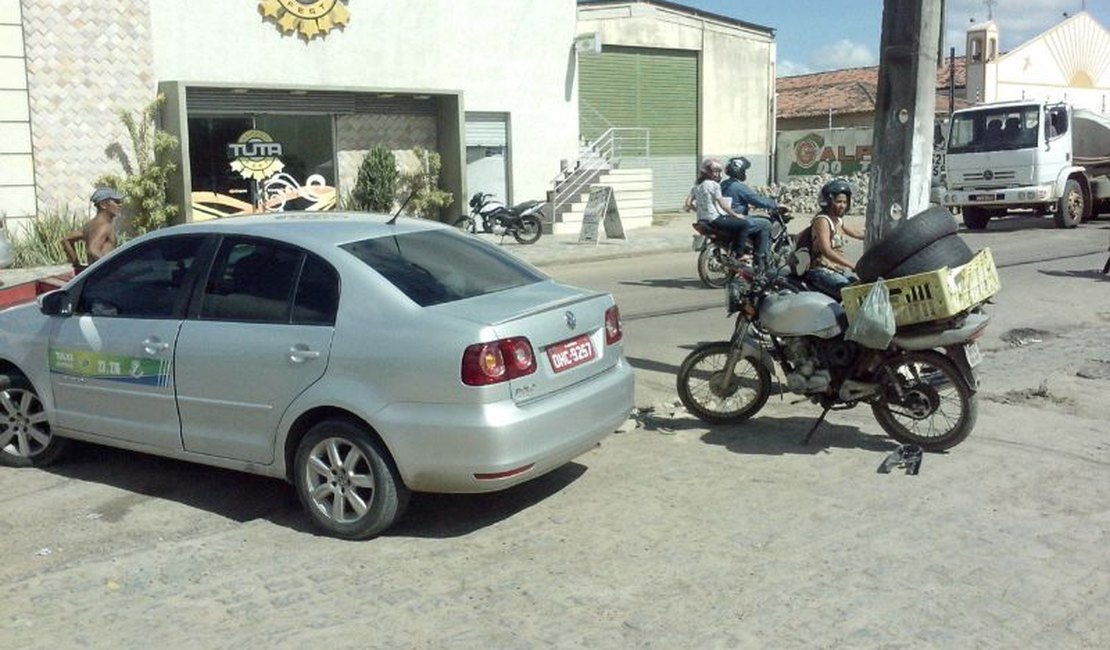 Carro e moto se envolvem em acidente no bairro Baixa Grande em Arapiraca