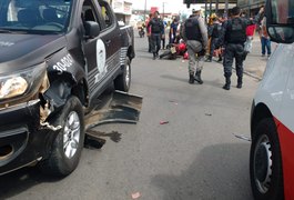 Casal fica ferido após colisão de motocicleta com viatura da polícia, em Arapiraca