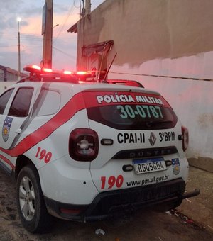 Adolescente é ferido com golpes de arma branca após tentar arrombar porta de residência, em Arapiraca