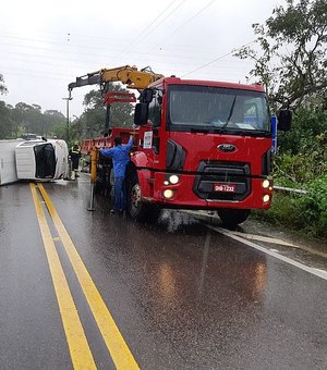 Tombamento de caminhão bloqueia trecho da BR-316, em Satuba, na manhã desta quinta-feira
