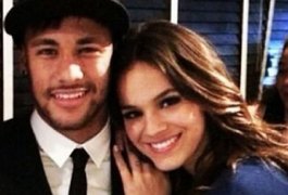 Neymar quer, mas Bruna Marquezine alega que é muito jovem pra ficar noiva, diz coluna