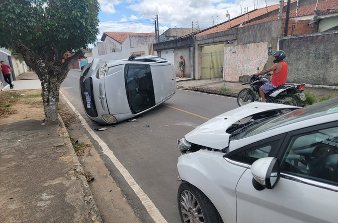 Veículo tomba após colisão com outro carro, no bairro São Luiz I, em Arapiraca; assista