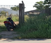 Após denúncias, PM recupera veículo abandonado próximo à UFAL, em Arapiraca