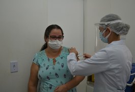 Pacientes renais e adultos com síndrome de Down estão incluídos na nova fase da vacinação em Alagoas