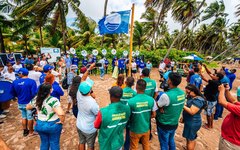 Bandeira Azul é hasteada na praia do Patacho, em Porto de Pedras