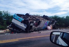 Acidente de ônibus deixa uma vítima fatal e vários feridos no sertão de Alagoas