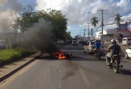 Motocicleta pega fogo após colidir em automóvel na capital; motociclista teve queimaduras