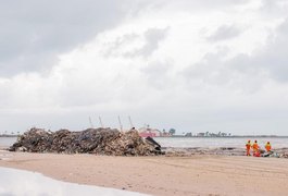 200 toneladas de lixo são arrastadas pela chuva para a Praia da Avenida, em Maceió