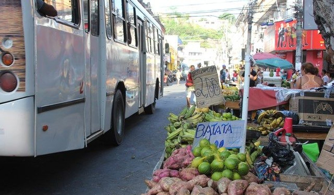 Vendedora ambulante passa mal ao ser abordada por agentes da Guarda Municipal de Maceió