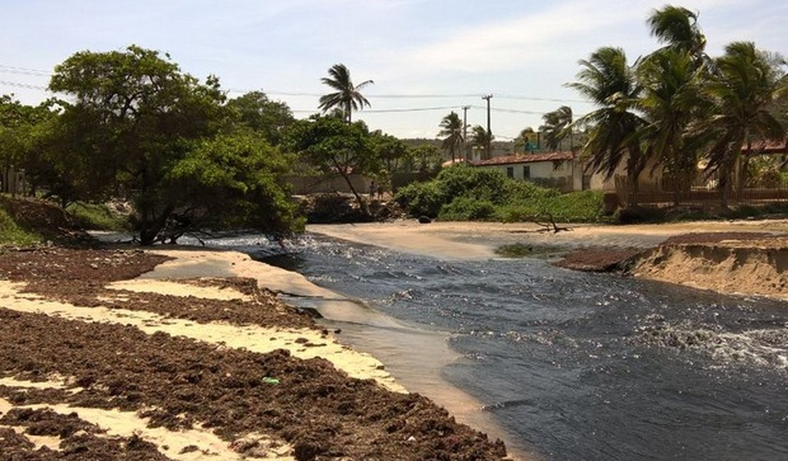 Esgoto lançado no Riacho Doce cria mancha na praia e gera mau cheiro