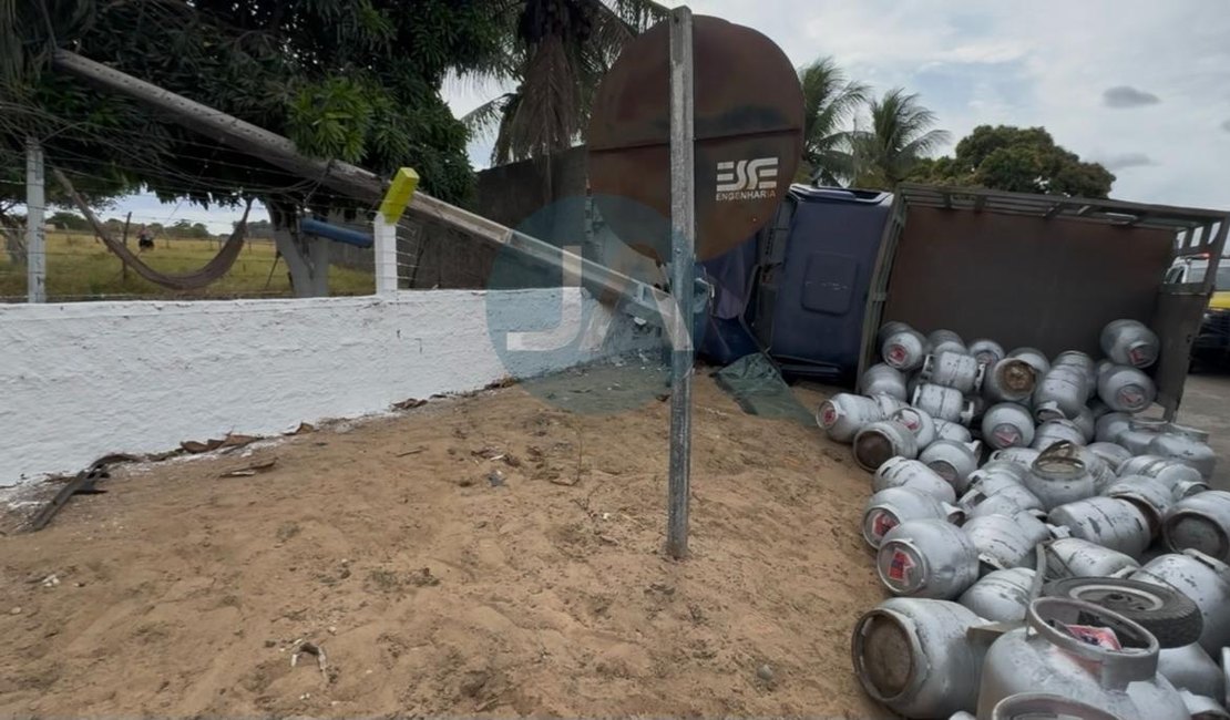 Caminhonete carregada com botijões de gás tomba após falha na direção na AL-220