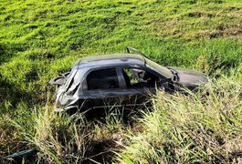 Motorista perde controle de carro e cai em ribanceira no interior de Alagoas