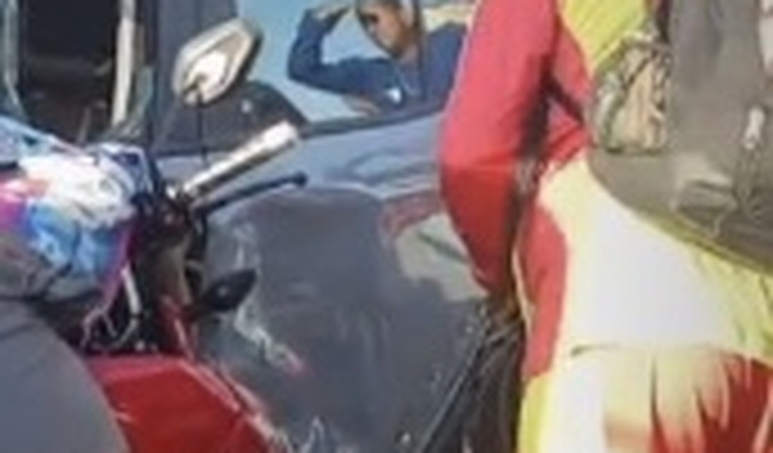 Motociclista fica preso a carro após grave acidente em Penedo