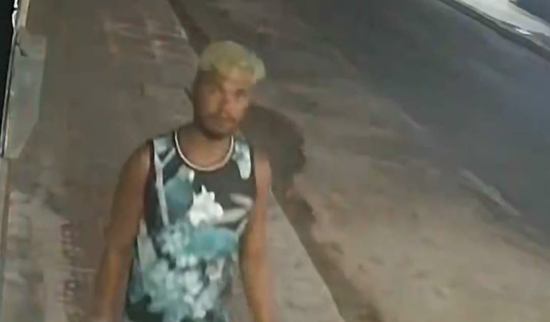 VÍDEO: Homem furta câmera de segurança de loja no Centro de Arapiraca