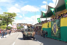 Em Maceió, público lota avenida para assistir ao desfile militar