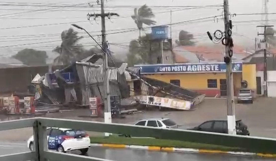 Vídeo. Chuva e fortes ventanias derrubam teto de posto de combustíveis e causam transtornos no Agreste alagoano