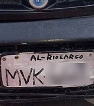 Motorista é flagrado com placa escrita à mão durante blitz, em Maceió