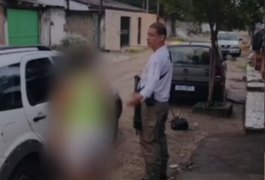 Foragida há meses, mulher é presa por tentar matar atual esposa do ex-marido a facadas em Penedo
