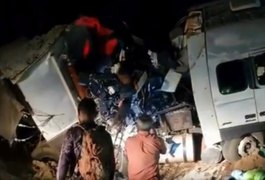 Onze pessoas morrem e 46 ficam feridas após colião entre ônibus e carreta na BR-163