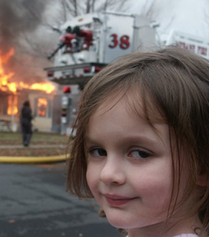 Meme de garota em frente a um incêndio é vendido por US$ 473 mil; entenda