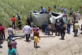 Sobe para oito o número de mortes no acidente com van em Penedo