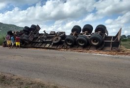 Condutor perde o controle e carreta carregada de madeira tomba na AL-220
