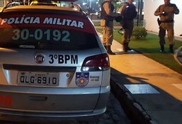 Mulher é baleada e segurança é morto a tiros dentro de bar em Arapiraca