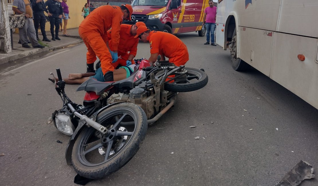 Colisão entre ônibus e moto deixa homem ferido em Arapiraca