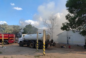 Incêndio atinge galpão de reciclagem e área de vegetação em Canindé