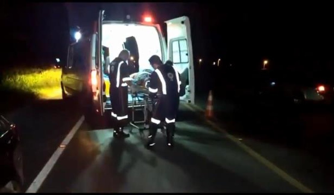 Homem fica ferido após colisão entre carro e carreta na AL 110, em Arapiraca