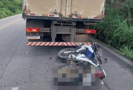 Motociclista colide contra traseira de caminhão e fica ferida na Serra das Espias