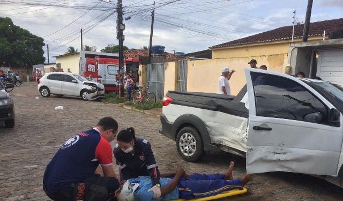Dois homens ficam feridos após colisão envolvendo dois carros no bairro Baixa Grande, em Arapiraca