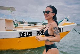 Priscilla Alcantara curte descanso em Alagoas: 'Meu sonho era chegar e já cair no mar'