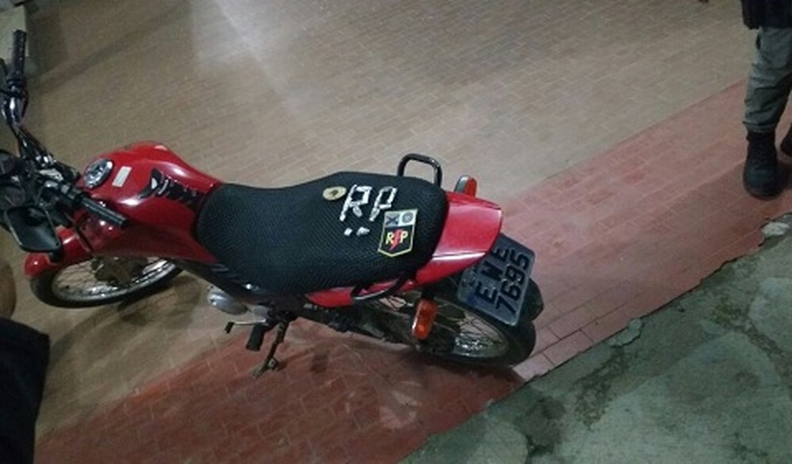 Adolescente é apreendido com motocicleta roubada no bairro Batingas, em Arapiraca