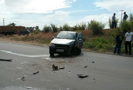Colisão envolvendo carro e caminhão deixa trânsito lento na BR-101