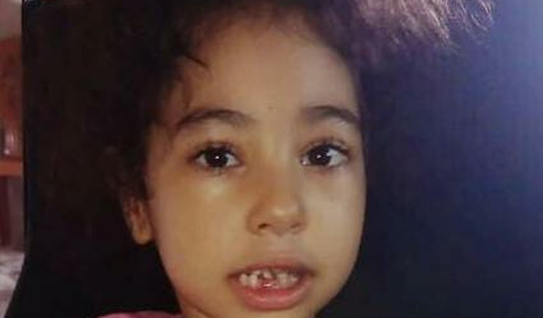 Menina arapiraquense com síndrome rara, microcefalia e APLV precisa de ajuda; latas de leite especial custam R$ 240