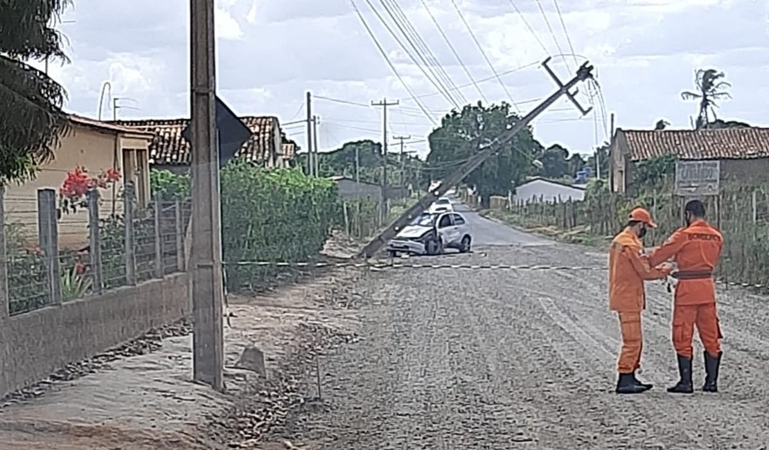 Motorista perde o controle da direção e bate carro em poste, em Arapiraca