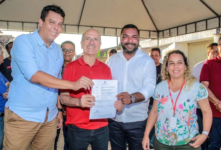 Prefeito Ronaldo Lopes assina ordem de serviço para pavimentação de rua na Vila Matias